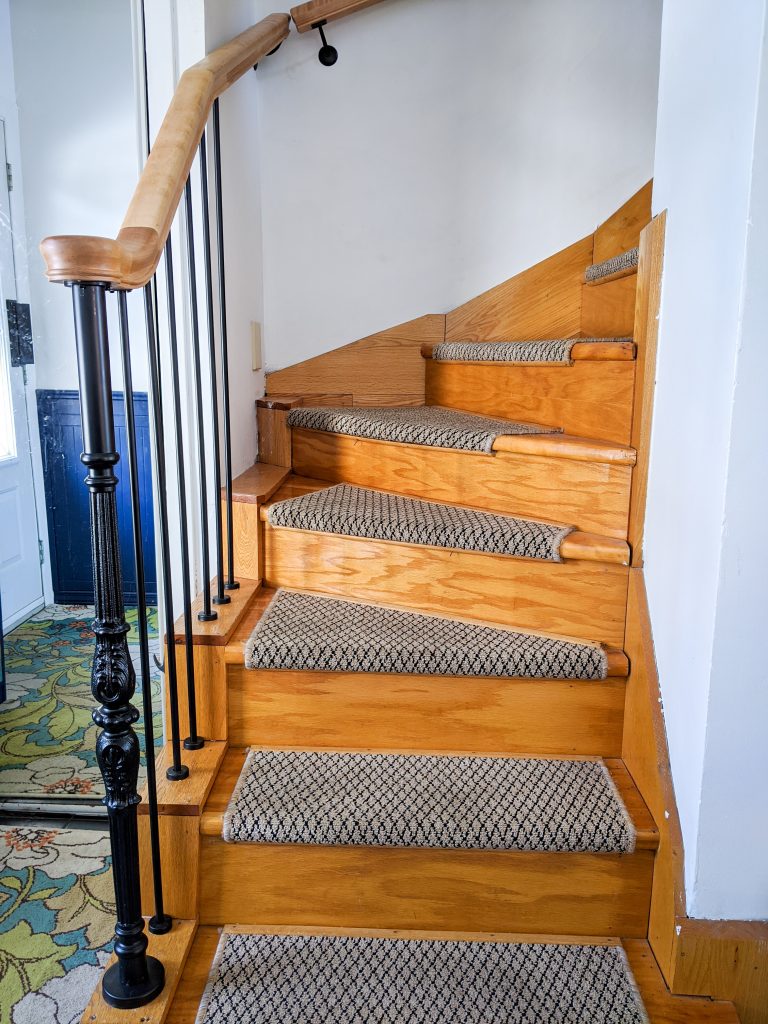 after vintage-inspired metal baluster wooden stair railing installation remodel renovation Montreal lifestyle fashion beauty blog 1