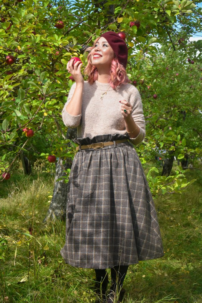 checkered skirt beret vintage retro fall fashion Quinn farm apple picking Montreal lifestyle fashion beauty blog 4