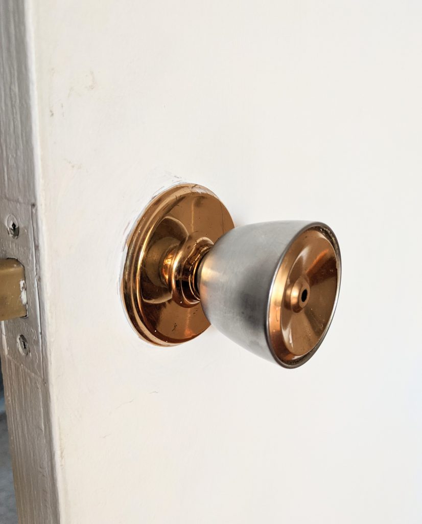 bathroom brass brushed metal door knob DIY door remodel makeover Montreal lifestyle fashion beauty blog