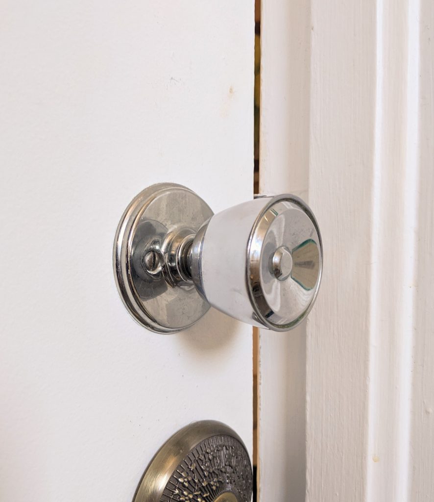 bathroom glossy silver door knob DIY door remodel makeover Montreal lifestyle fashion beauty blog