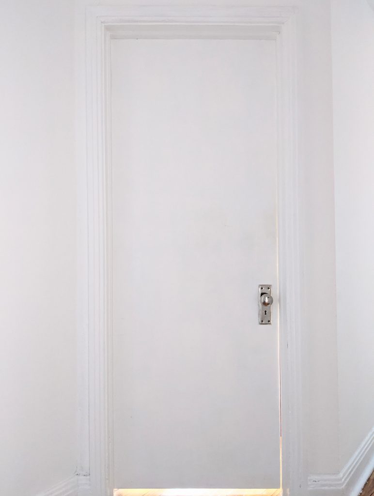 before vintage door DIY door remodel makeover Montreal lifestyle fashion beauty blog 1