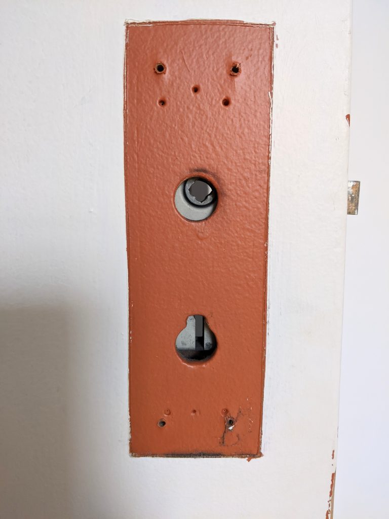 mortise knob door holes DIY door remodel makeover Montreal lifestyle fashion beauty blog 2