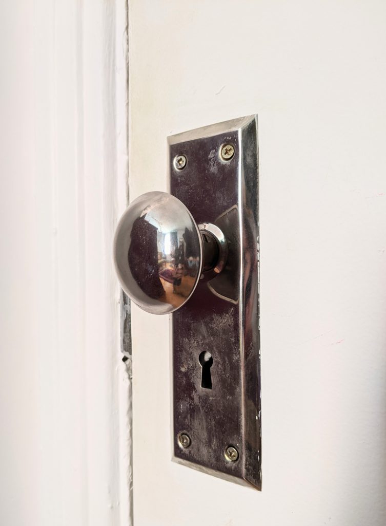 vintage mortise door knob DIY door remodel makeover Montreal lifestyle fashion beauty blog