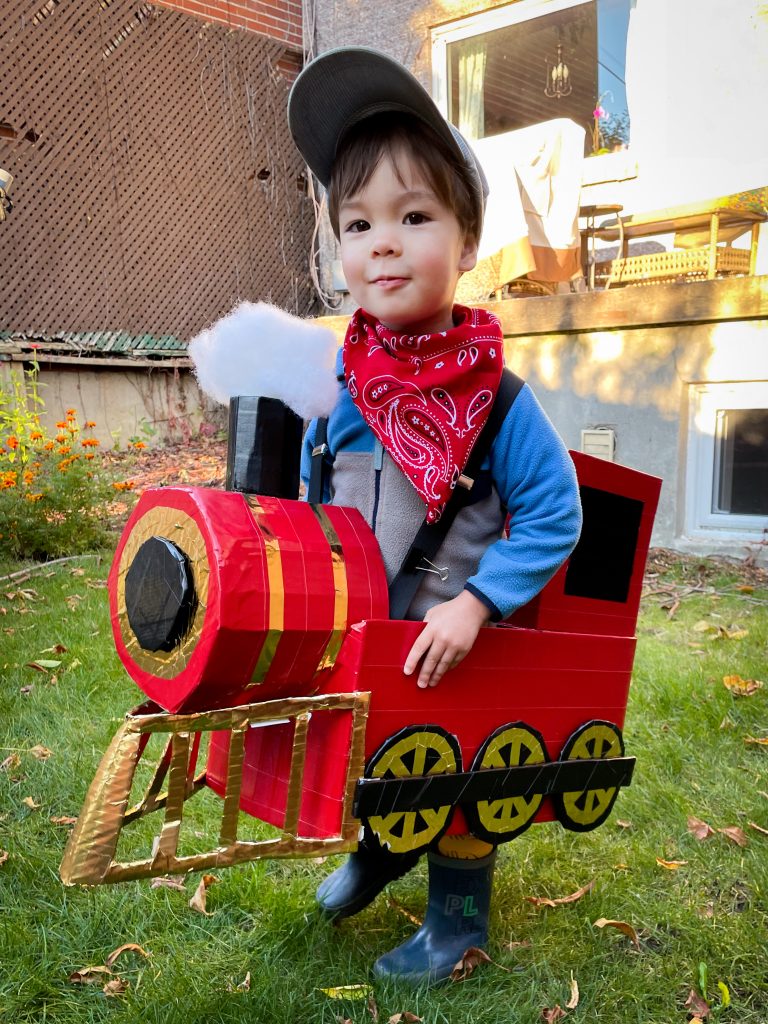 DIY toddler train Halloween costume Montreal lifestyle beauty fashion blog 6