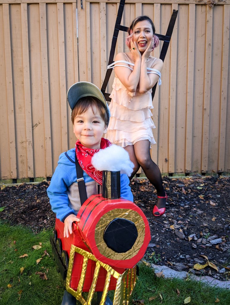 DIY toddler train Halloween costume Montreal lifestyle beauty fashion blog 5