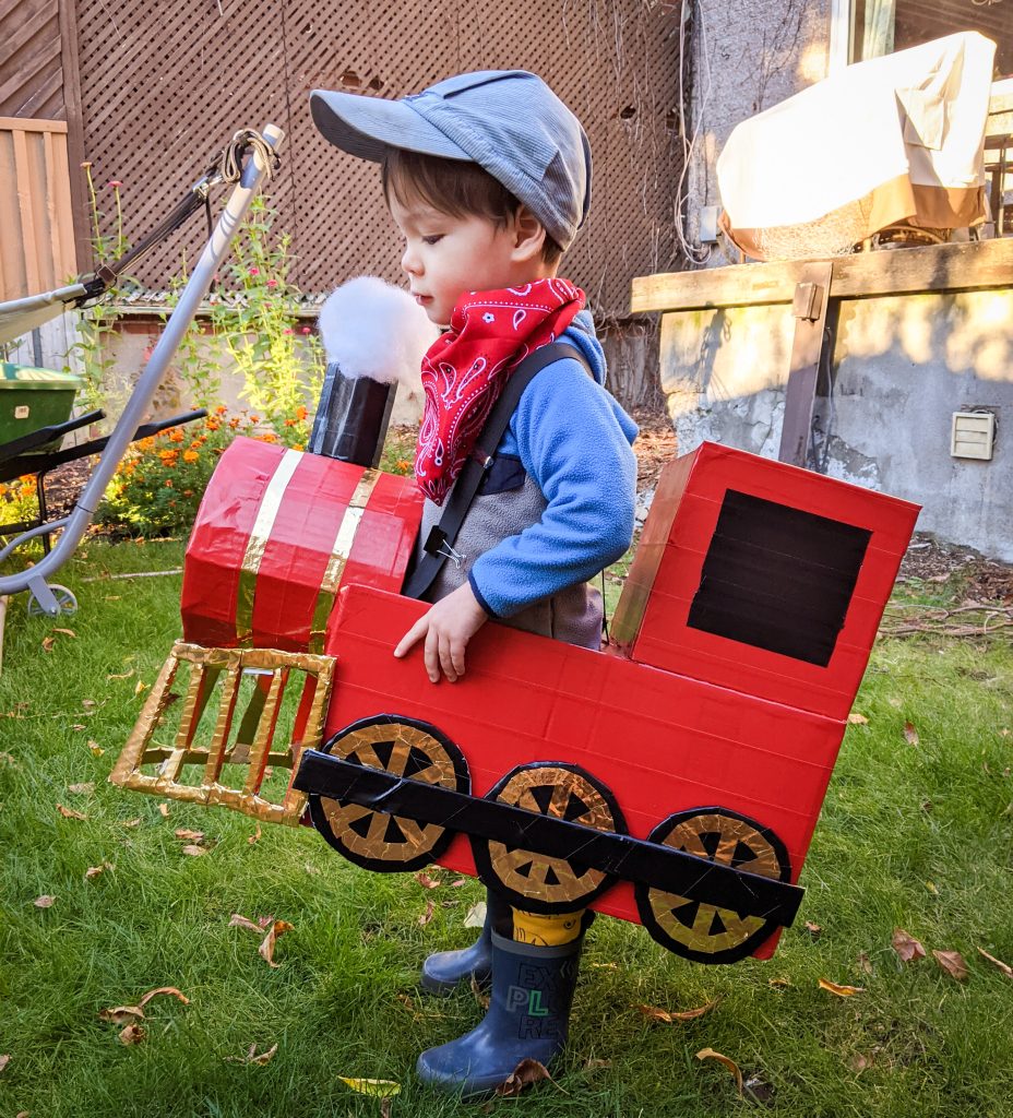 DIY toddler train Halloween costume Montreal lifestyle beauty fashion blog 4