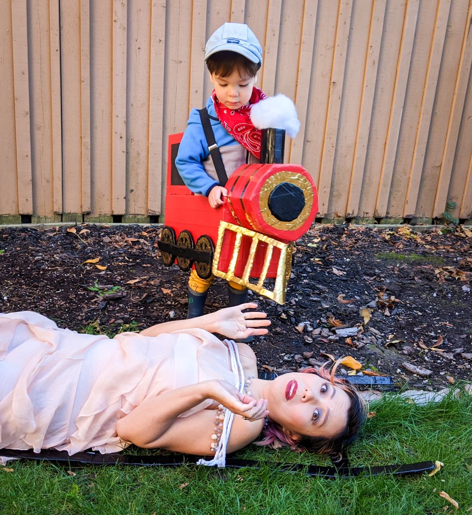 DIY toddler train Halloween costume Montreal lifestyle beauty fashion blog 8