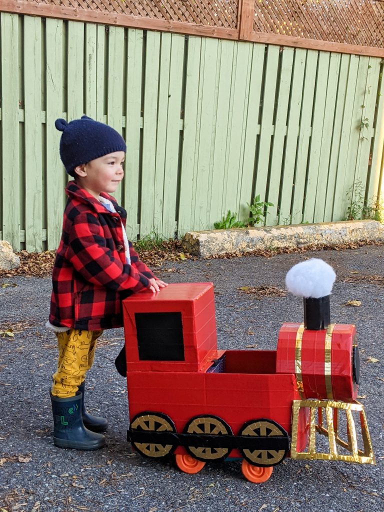 DIY toddler train Halloween costume Montreal lifestyle beauty fashion blog 9
