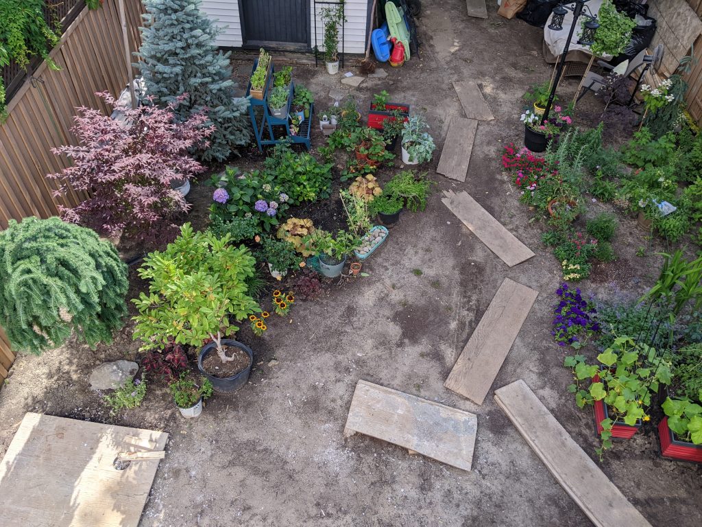 during construction DIY backyard flower garden remodel Montreal lifestyle beauty fashion blog