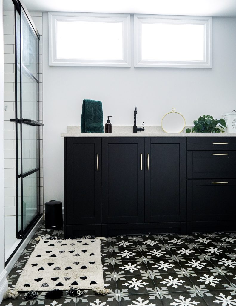 after black and white vintage retro basement bathroom laundry room makeover renovation remodel Montreal lifestyle fashion beauty blog 10