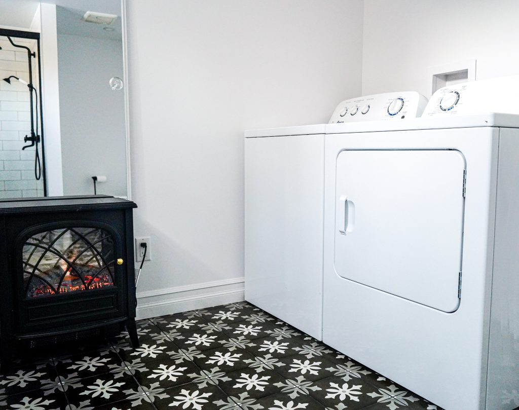 after black and white vintage retro basement bathroom laundry room makeover renovation remodel Montreal lifestyle fashion beauty blog 8