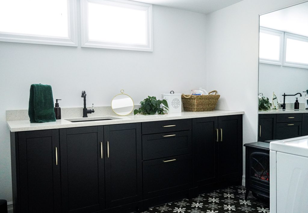 after black and white vintage retro basement bathroom laundry room makeover renovation remodel Montreal lifestyle fashion beauty blog 6
