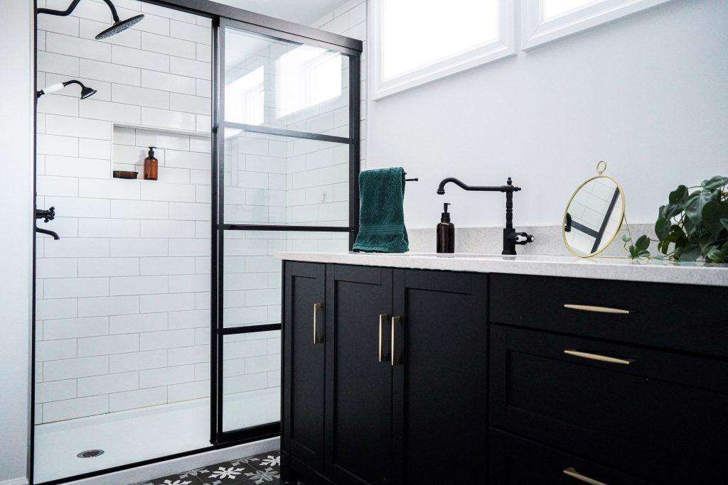 after black and white vintage retro basement bathroom laundry room makeover renovation remodel Montreal lifestyle fashion beauty blog 5