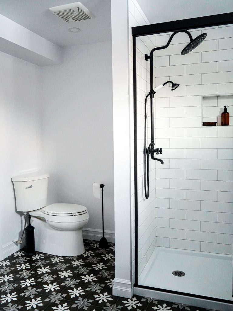 after black and white vintage retro basement bathroom laundry room makeover renovation remodel Montreal lifestyle fashion beauty blog 3