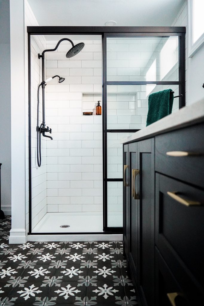 after black and white vintage retro basement bathroom laundry room makeover renovation remodel Montreal lifestyle fashion beauty blog 2