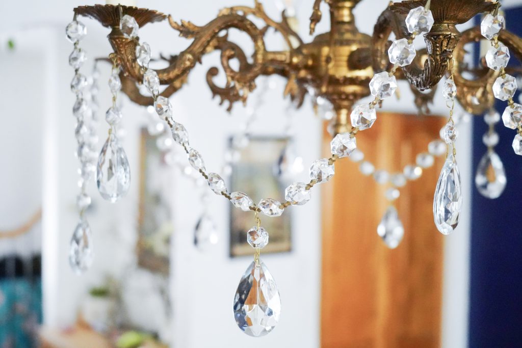 after antique vintage brass chandelier cleaning transformation Montreal lifestyle fashion beauty blog 1
