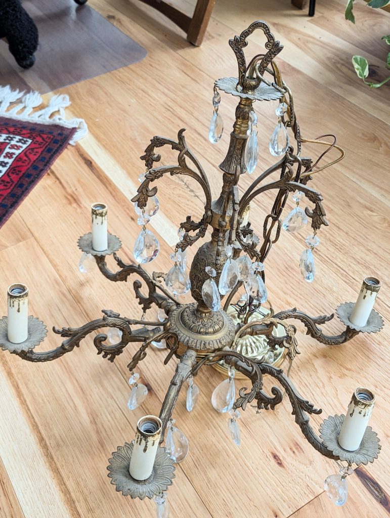 before antique vintage brass chandelier cleaning transformation Montreal lifestyle fashion beauty blog 1