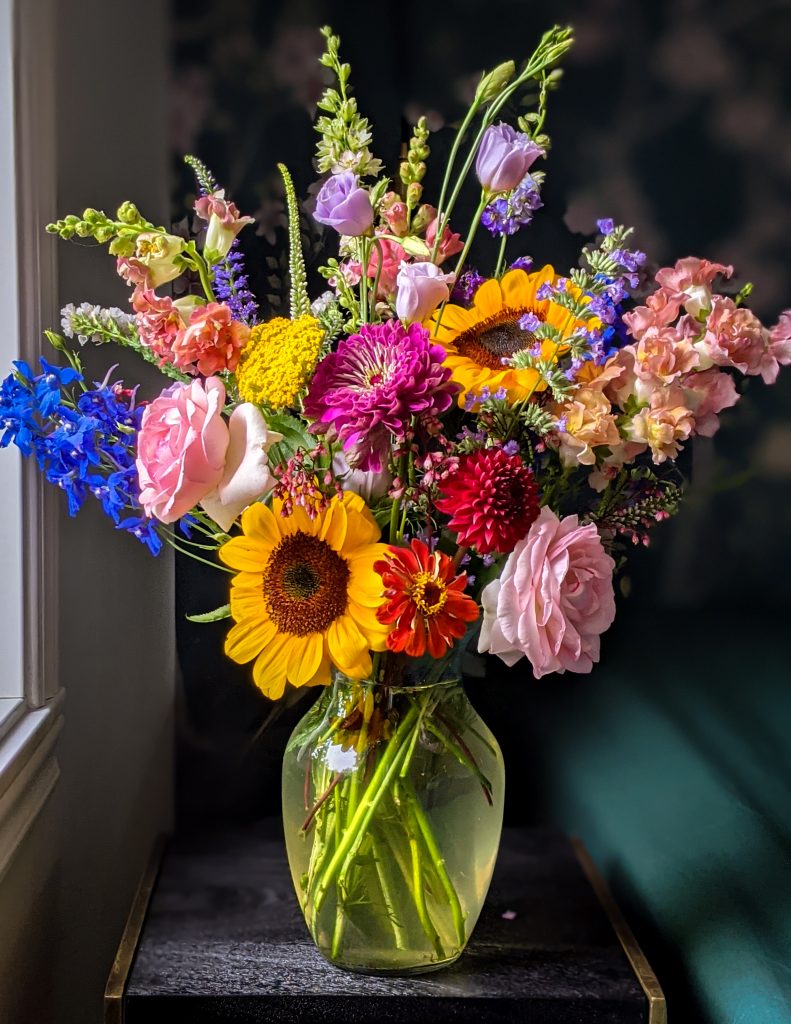 snapdragons delphinium lisianthus sunflower roses zinnias dahlia DIY amateur floristry Montreal florist